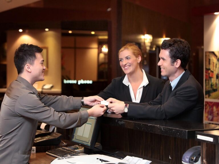 Nhân viên khách sạn tiếp đón khách