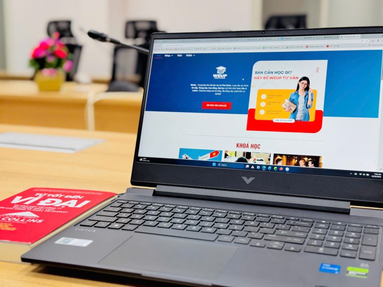 Trang học Cao đẳng online trên máy tính xách tay