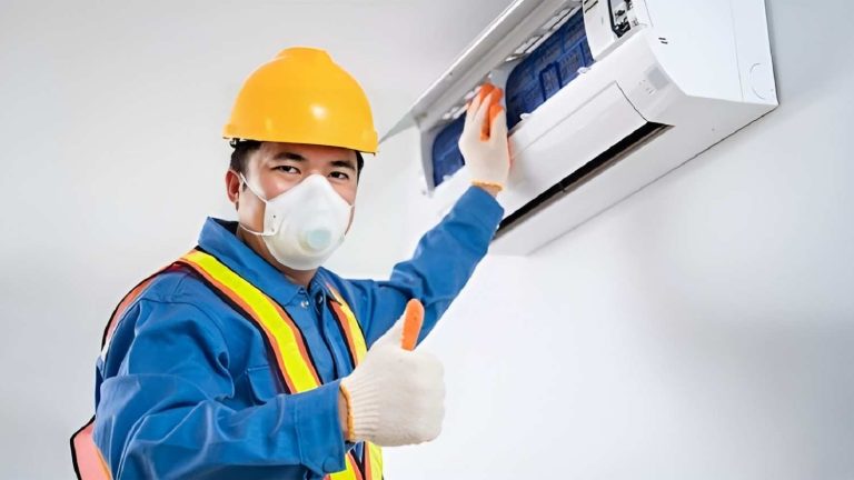Kỹ thuật viên sửa chữa điều hoà