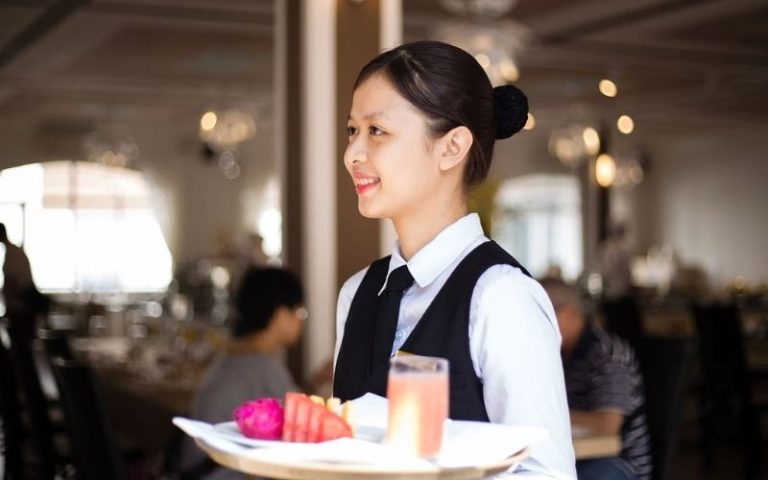 Nhân viên phục vụ bàn tại nhà hàng