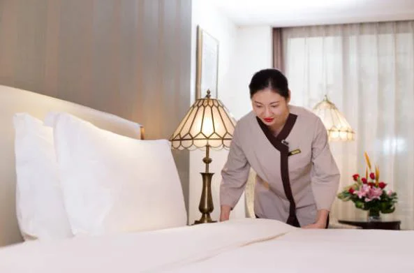 Nhân viên buồng phòng chuẩn bị giường