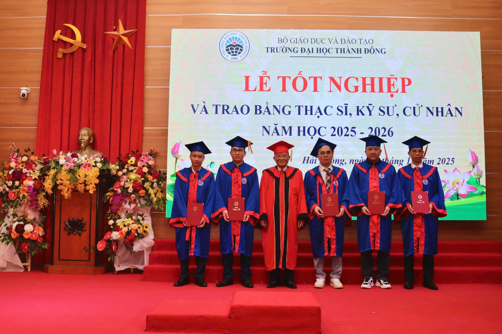 Tân cử nhân Trường Đại học Thành Đông nhận bằng