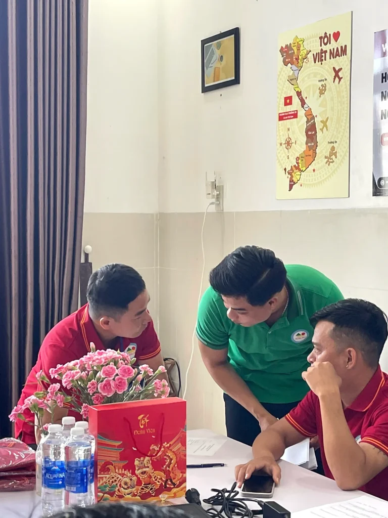 Giảng viên hỗ trợ học viên trong giờ thực hành tại WEUP