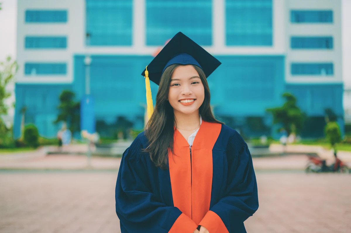Học viên nhận bằng tốt nghiệp
