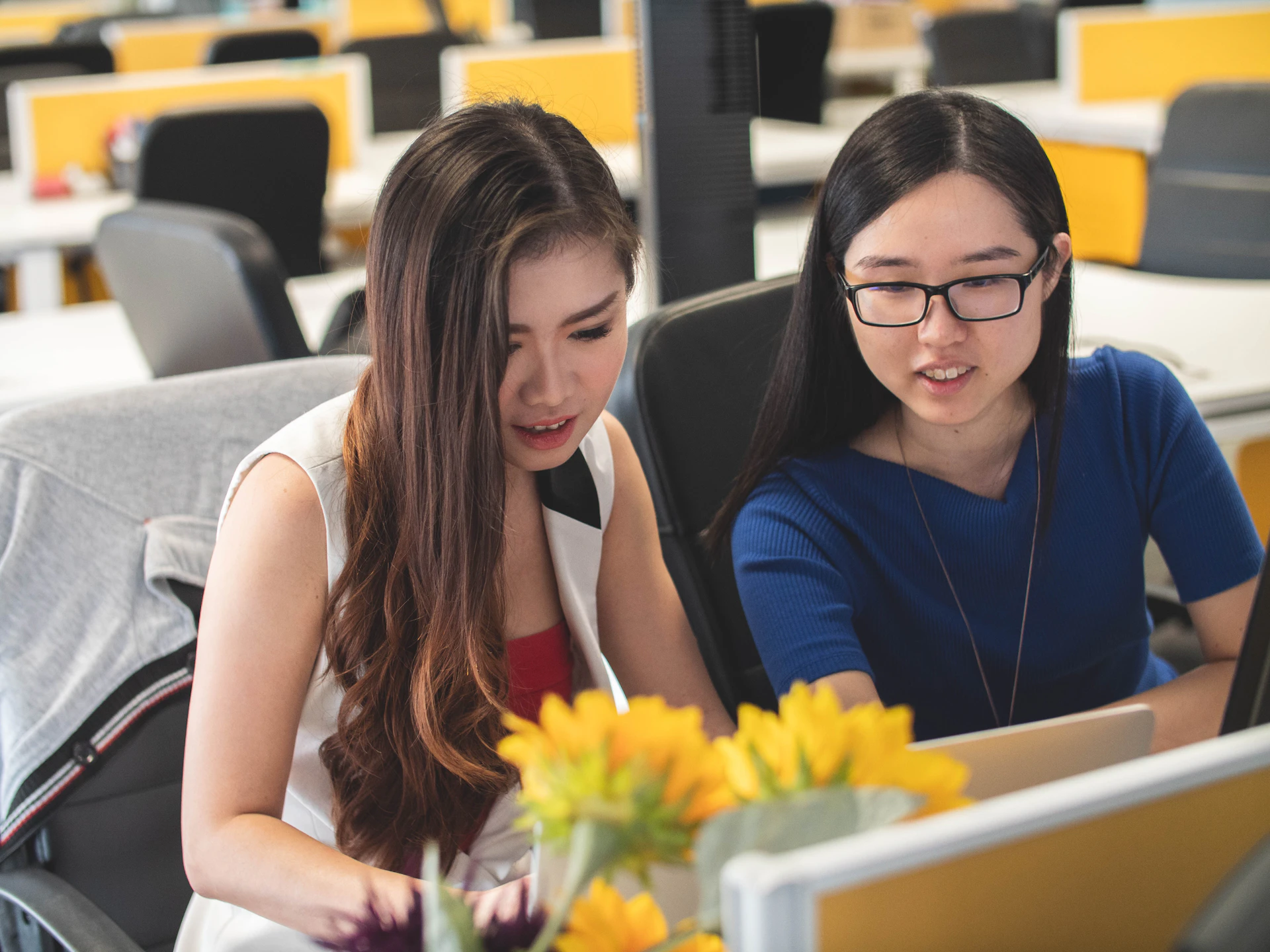 Học viên cùng học và luyện tập trên máy tính