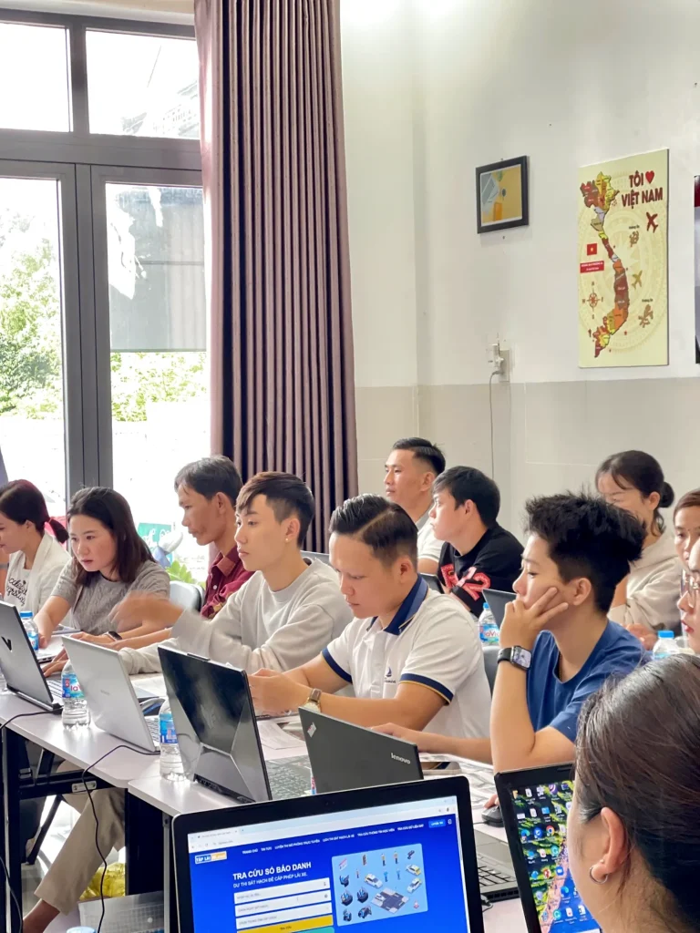Học viên ôn thi lý thuyết lái xe trên máy tính