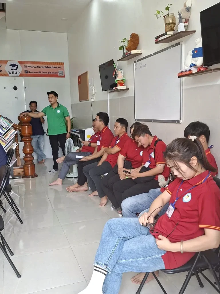 Học viên trao đổi bài trong lớp