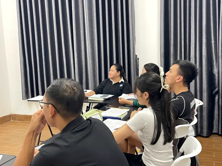 Giáo viên hướng dẫn học viên lớp tiếng Anh