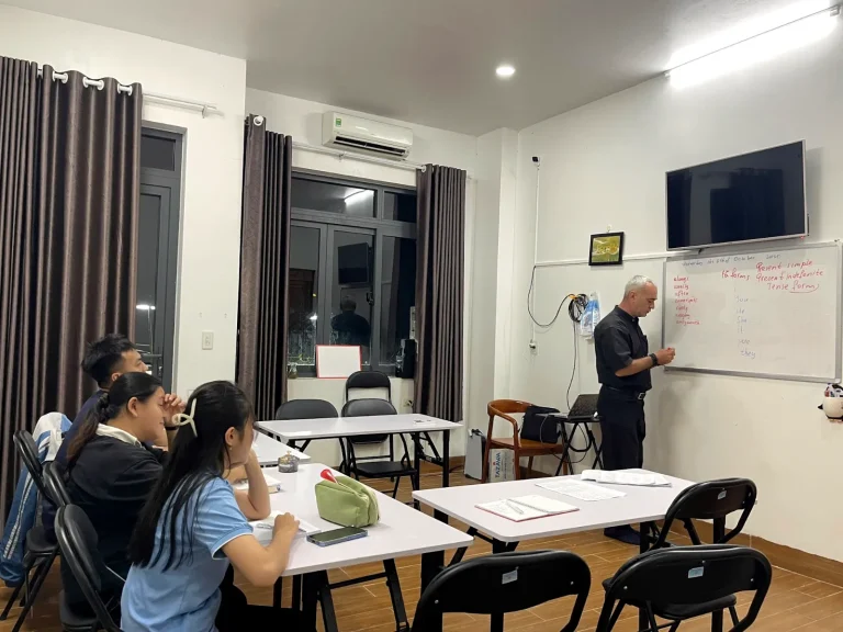 Lớp tiếng Anh buổi tối tại WEUP