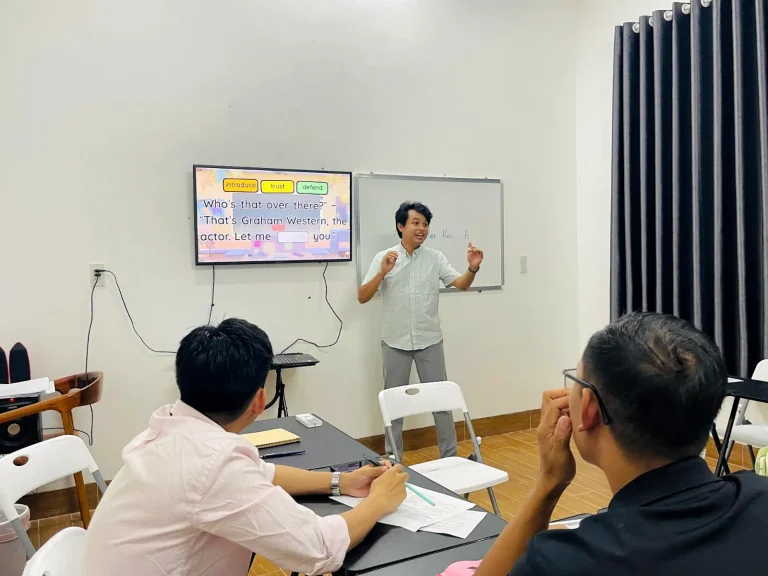 Giáo viên giảng bài trong lớp tiếng Anh giao tiếp tại WEUP