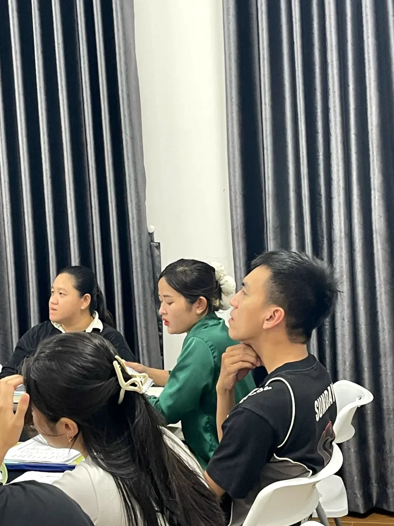 Học viên thảo luận nhóm trong lớp tiếng Anh tại WEUP