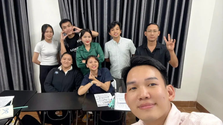 Học viên lớp tiếng Anh chụp ảnh lưu niệm cùng giáo viên