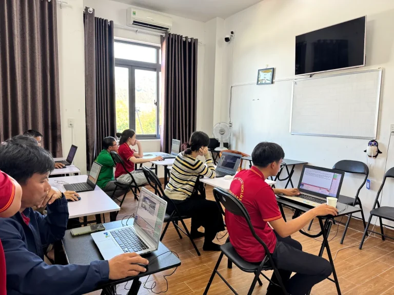 Phòng học có máy tính cho học viên